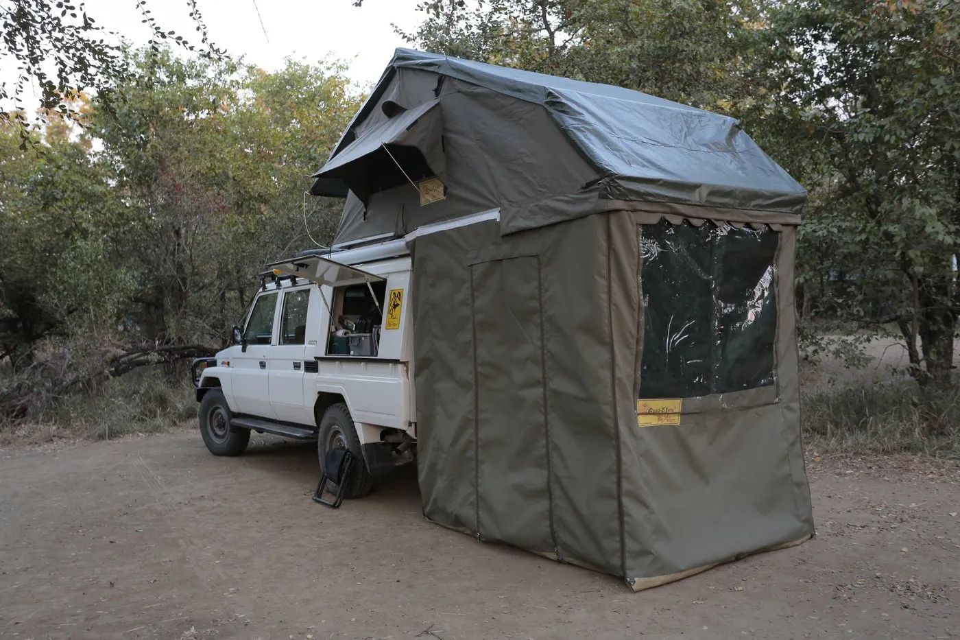 Eezi-Awn - XKLUSIV Roof Top Tent