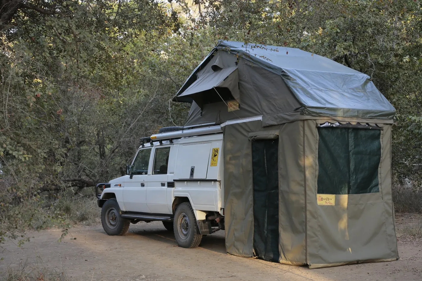 Eezi-Awn - XKLUSIV Roof Top Tent