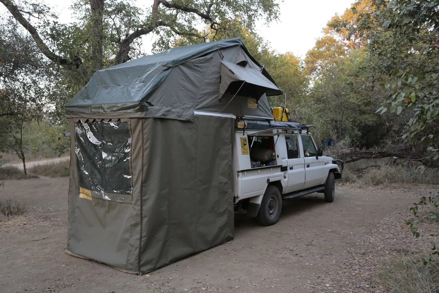 Eezi-Awn - XKLUSIV Roof Top Tent