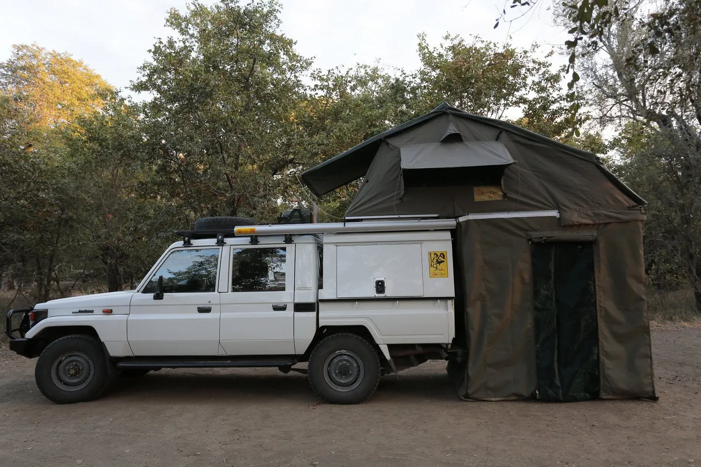 Eezi-Awn - XKLUSIV Roof Top Tent